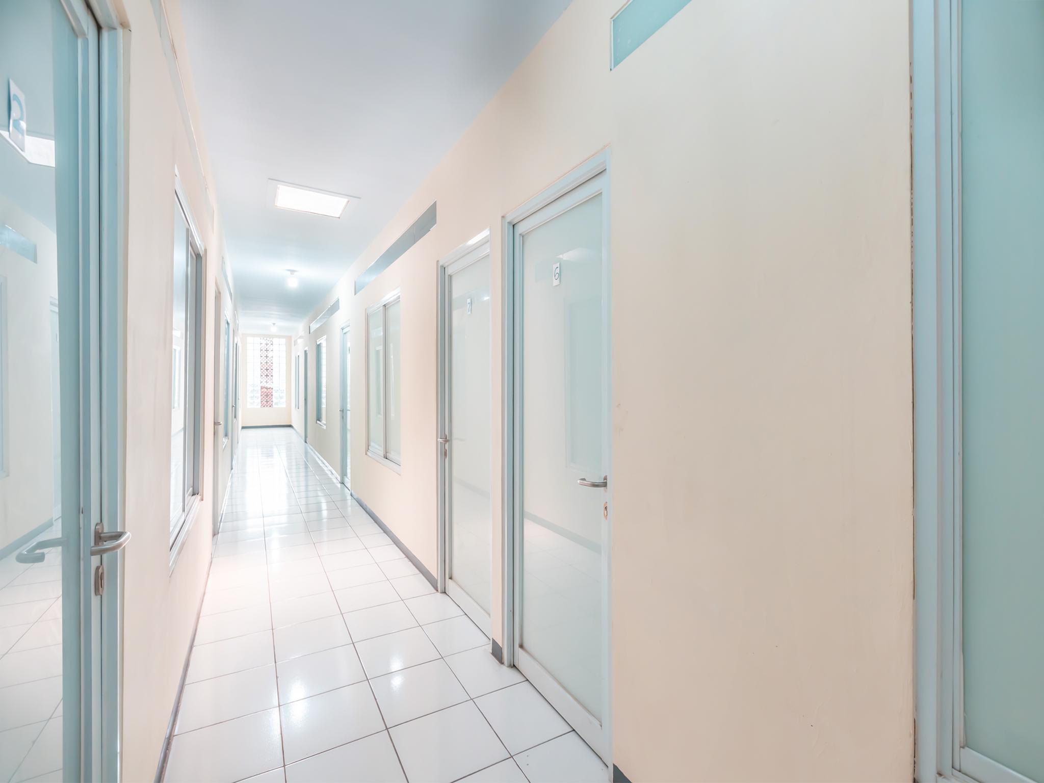 J&B Rooms Pramuka Jakarta Mitra Reddoorz Zewnętrze zdjęcie
