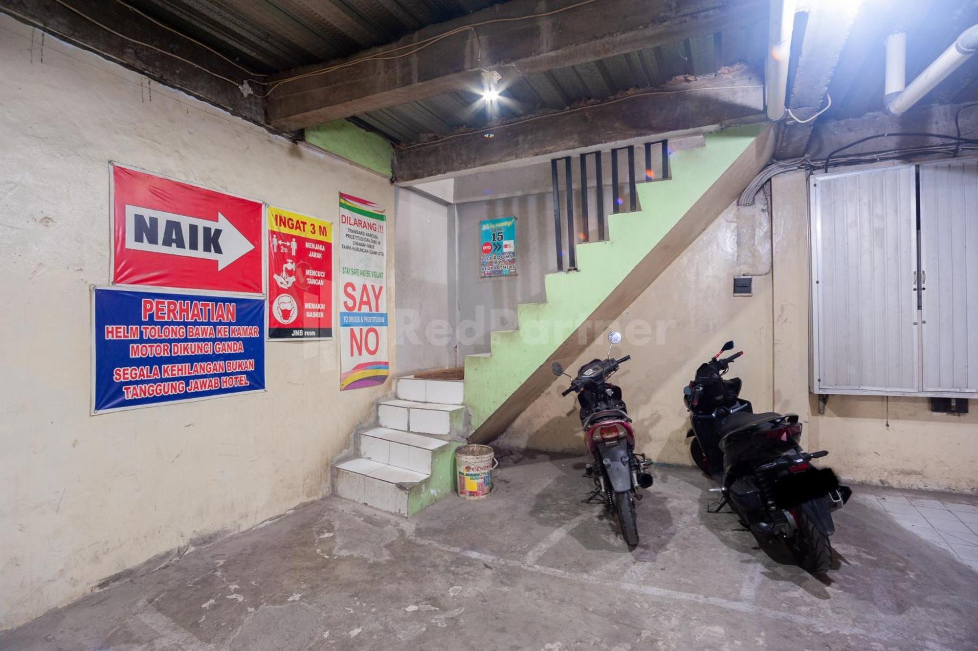 J&B Rooms Pramuka Jakarta Mitra Reddoorz Zewnętrze zdjęcie