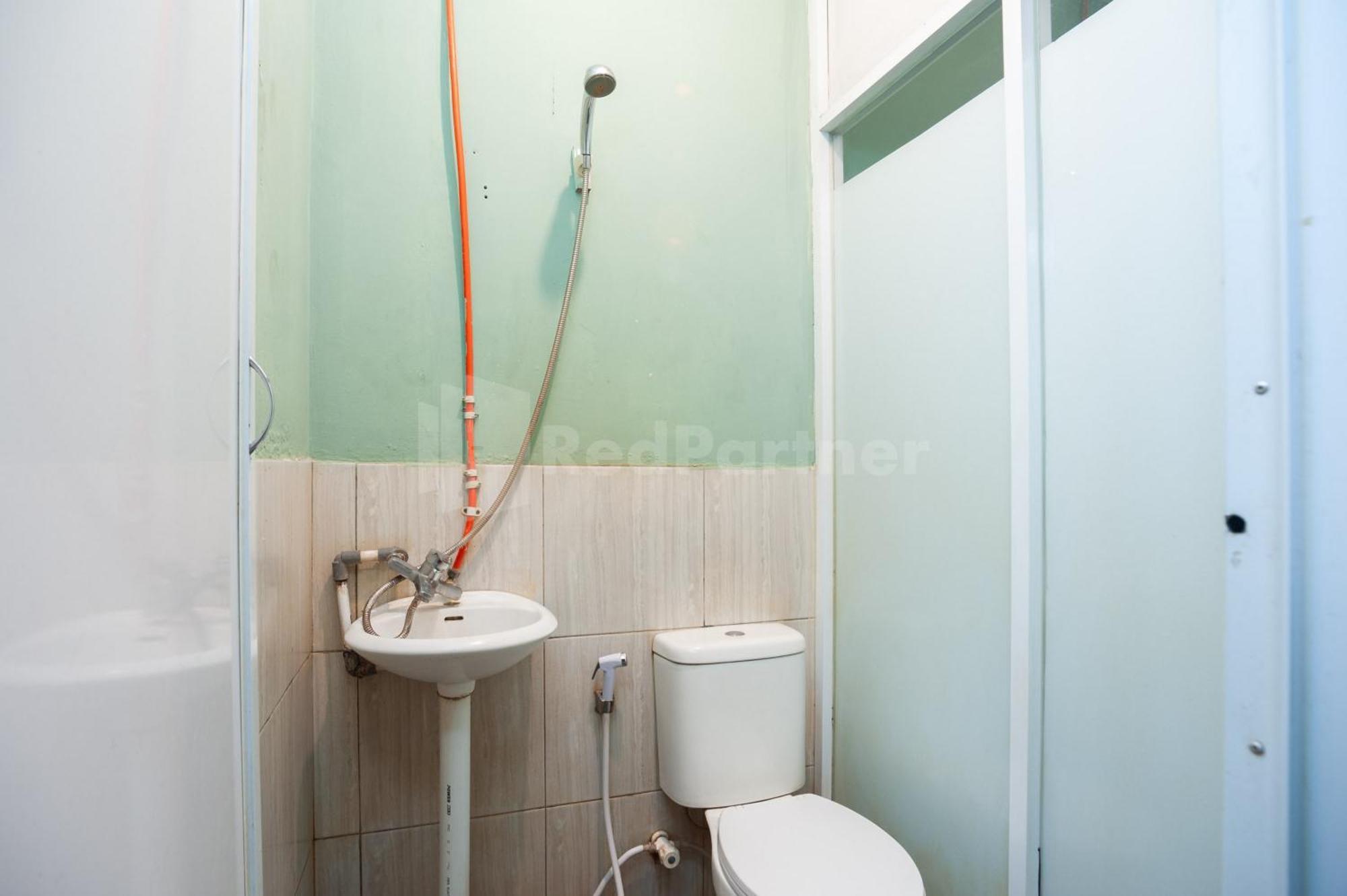 J&B Rooms Pramuka Jakarta Mitra Reddoorz Zewnętrze zdjęcie