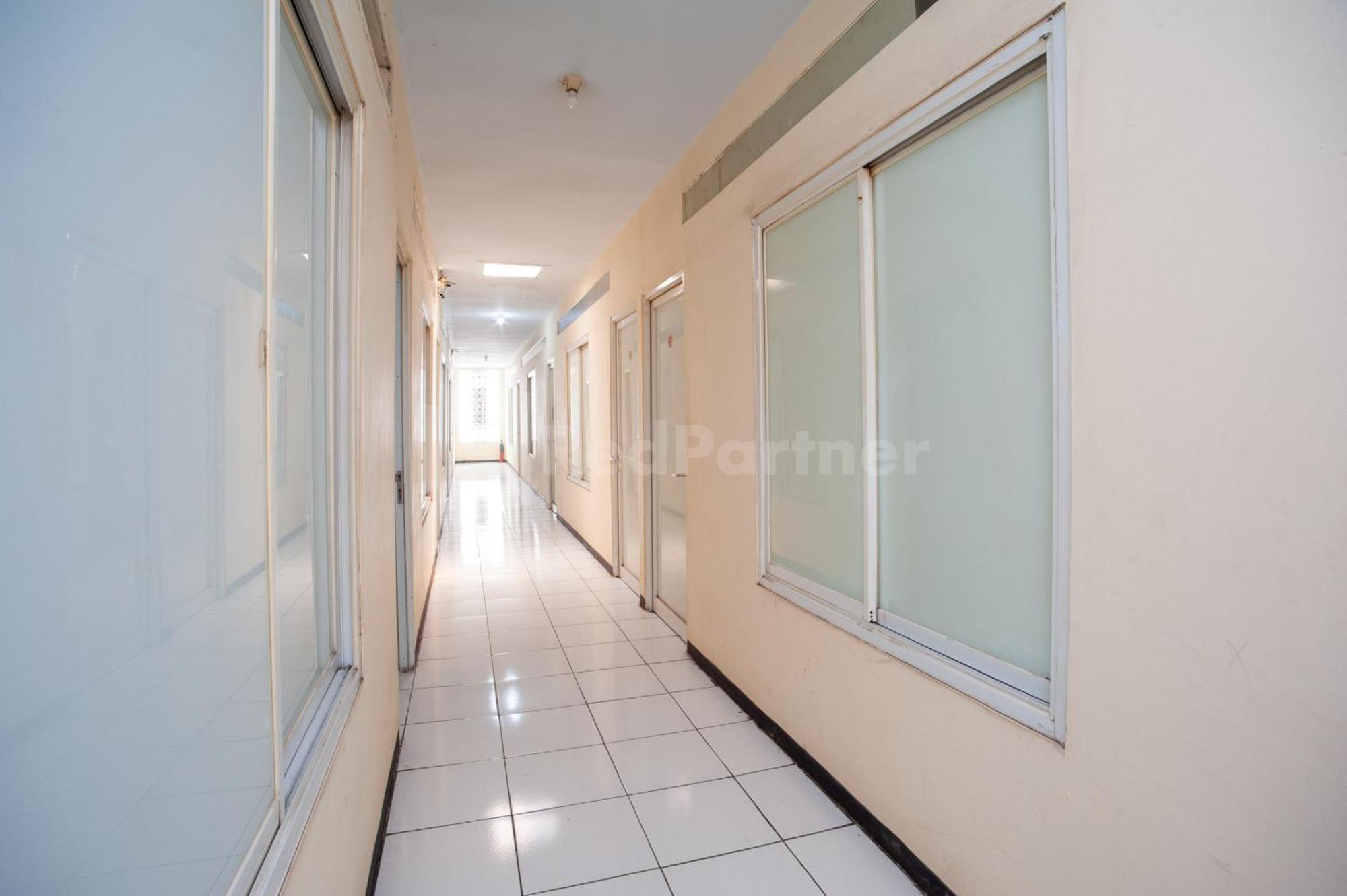 J&B Rooms Pramuka Jakarta Mitra Reddoorz Zewnętrze zdjęcie