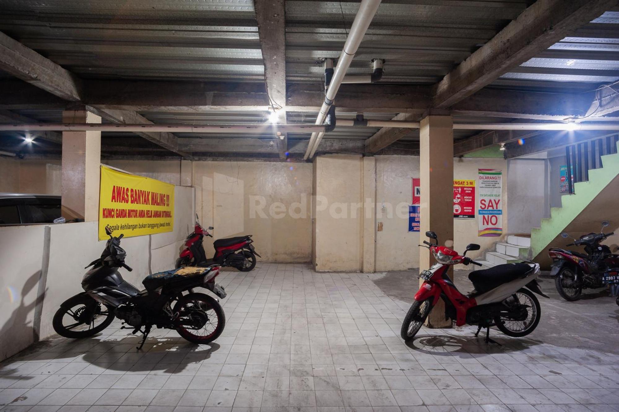 J&B Rooms Pramuka Jakarta Mitra Reddoorz Zewnętrze zdjęcie